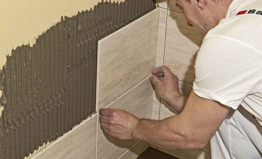 Jak samodzielnie ułożyć płytki ceramiczne w łazience?
