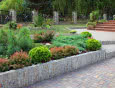 Osuwająca się ziemia lub brak prywatności w ogrodzie? 5 rozwiązań na trudną działkę