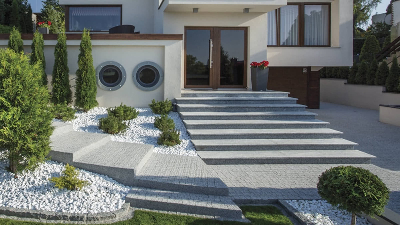 Strefa wejściowa do domu ze schodami z kostki brukowej. fot. Semmelrock Stein+Design Strefa wejściowa do domu ze schodami z kostki brukowej. fot. Semmelrock Stein+Design